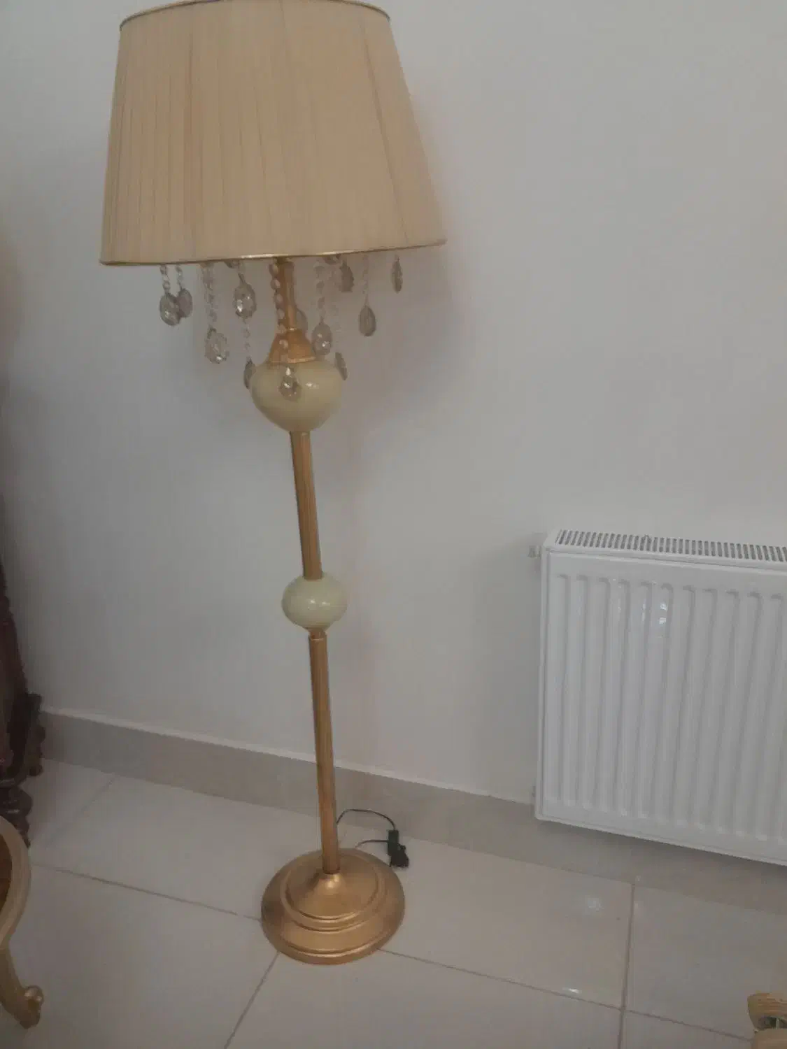 یکعدد آباژور کنار سالنی نو تر وتمیز به رنک طلایی|چراغ خواب و آباژور|میاندوآب, |دیوار