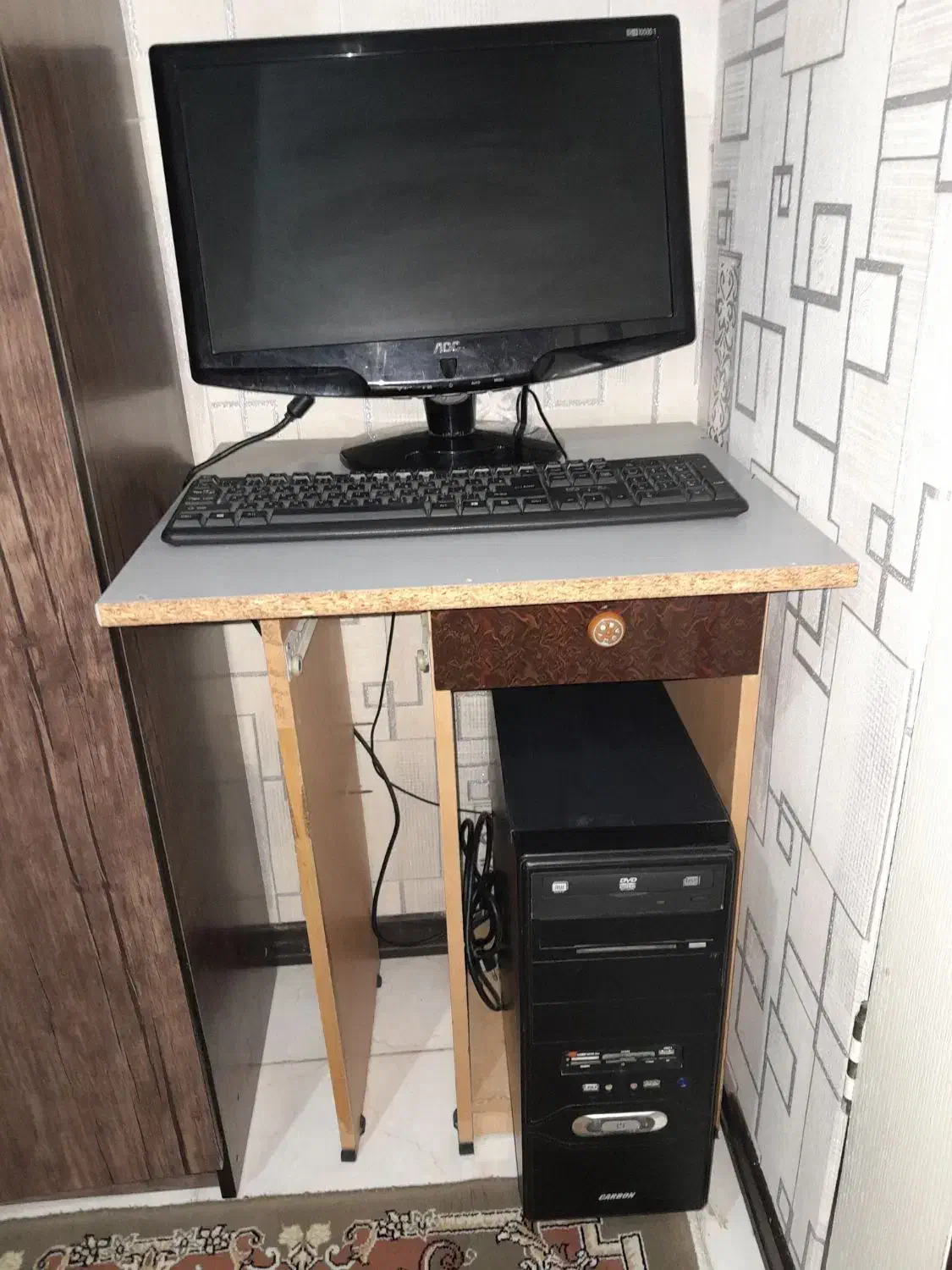 کامپیوتر با تمام وسایل|رایانه رومیزی|ری, علایین|دیوار