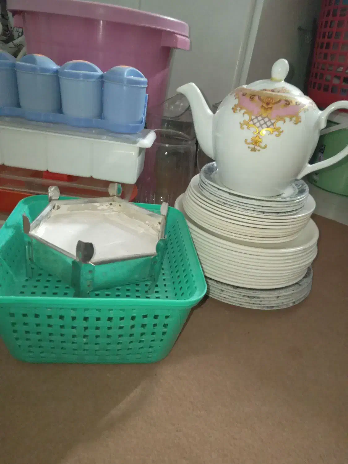 تعدادی وسایل پلاستیکی درحدنو|ظروف نگهدارنده، پلاستیکی، یک‌بارمصرف|گرمسار, |دیوار