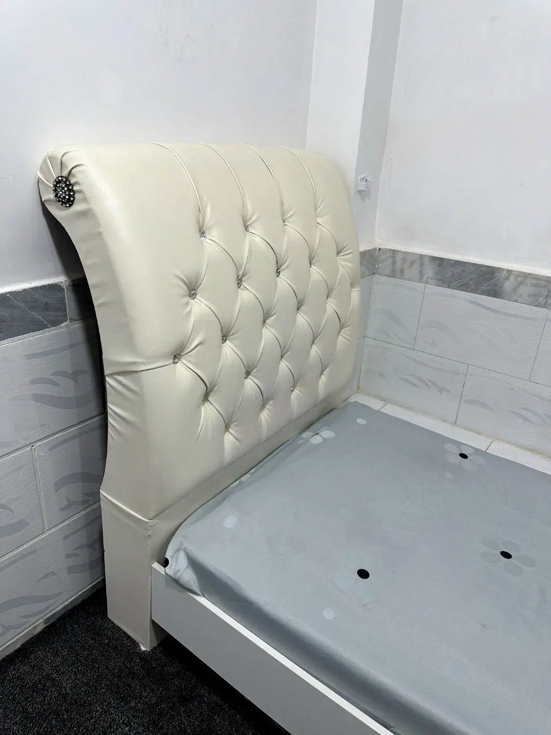 تخت خواب تک نفره|تخت و سرویس خواب|آبپخش, |دیوار