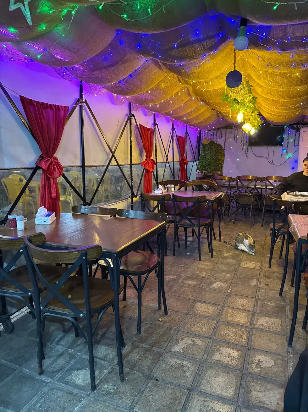 نیازمند ب همکار خانوم و اقا در کبابی|استخدام خدمات فروشگاه و رستوران|فومن, |دیوار