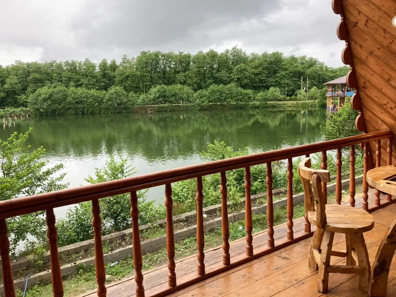 کلبههای جنگلی استخردار، منظره دریاچه گیسوم|اجارهٔ کوتاهمدت ویلا و باغ|اسالم, |دیوار