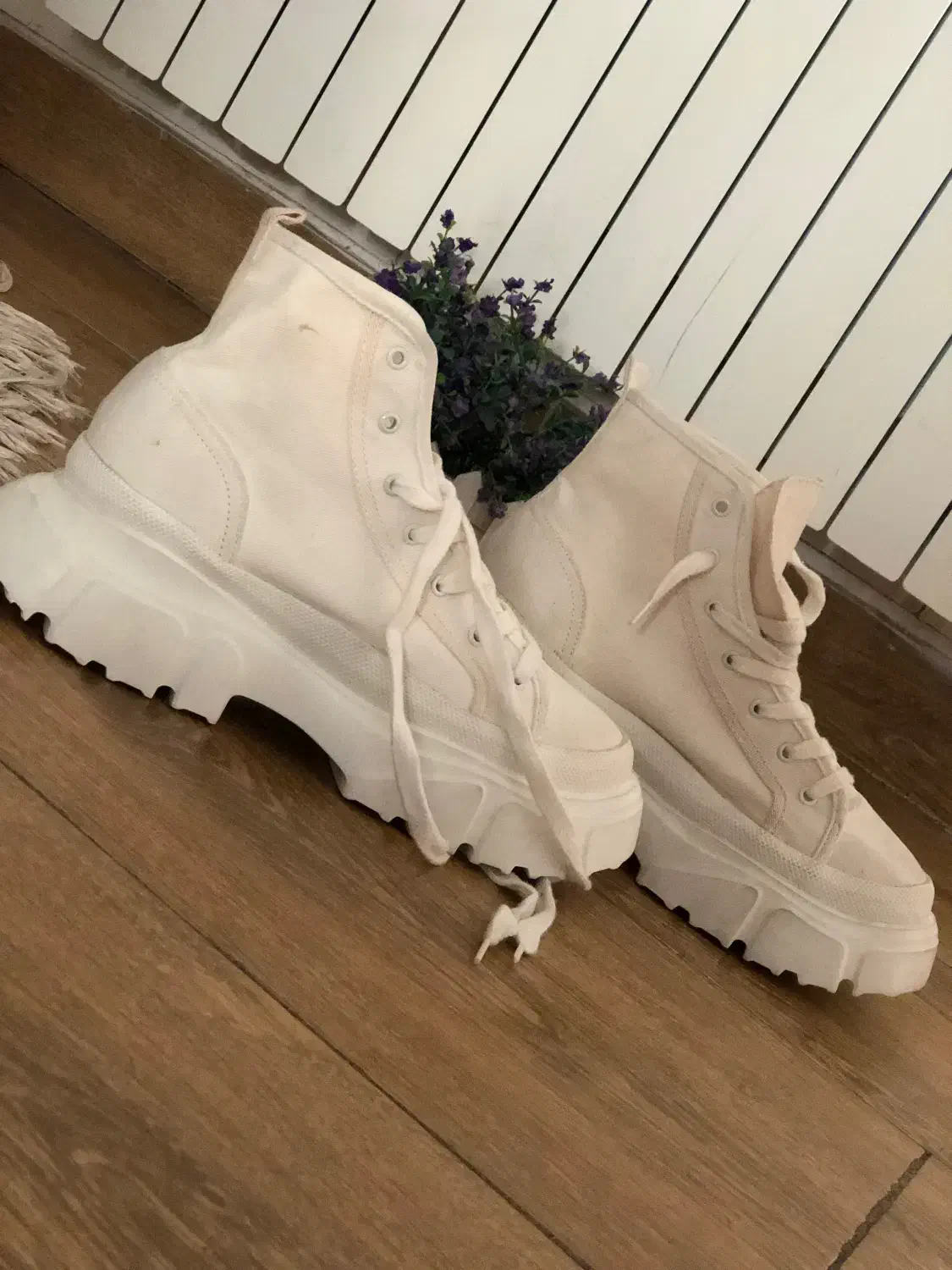 پوتین زارا|کیف، کفش، کمربند|ری, شهادت|دیوار