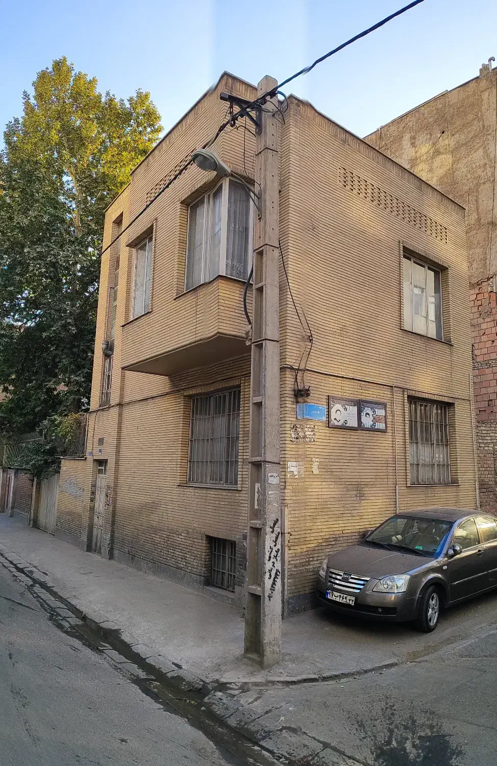 ملک دربستی دو نبش حیاط دار جهت کارگاه یا انبار|اجارهٔ دفتر کار، اتاق اداری، مطب|تهران, امیریه|دیوار