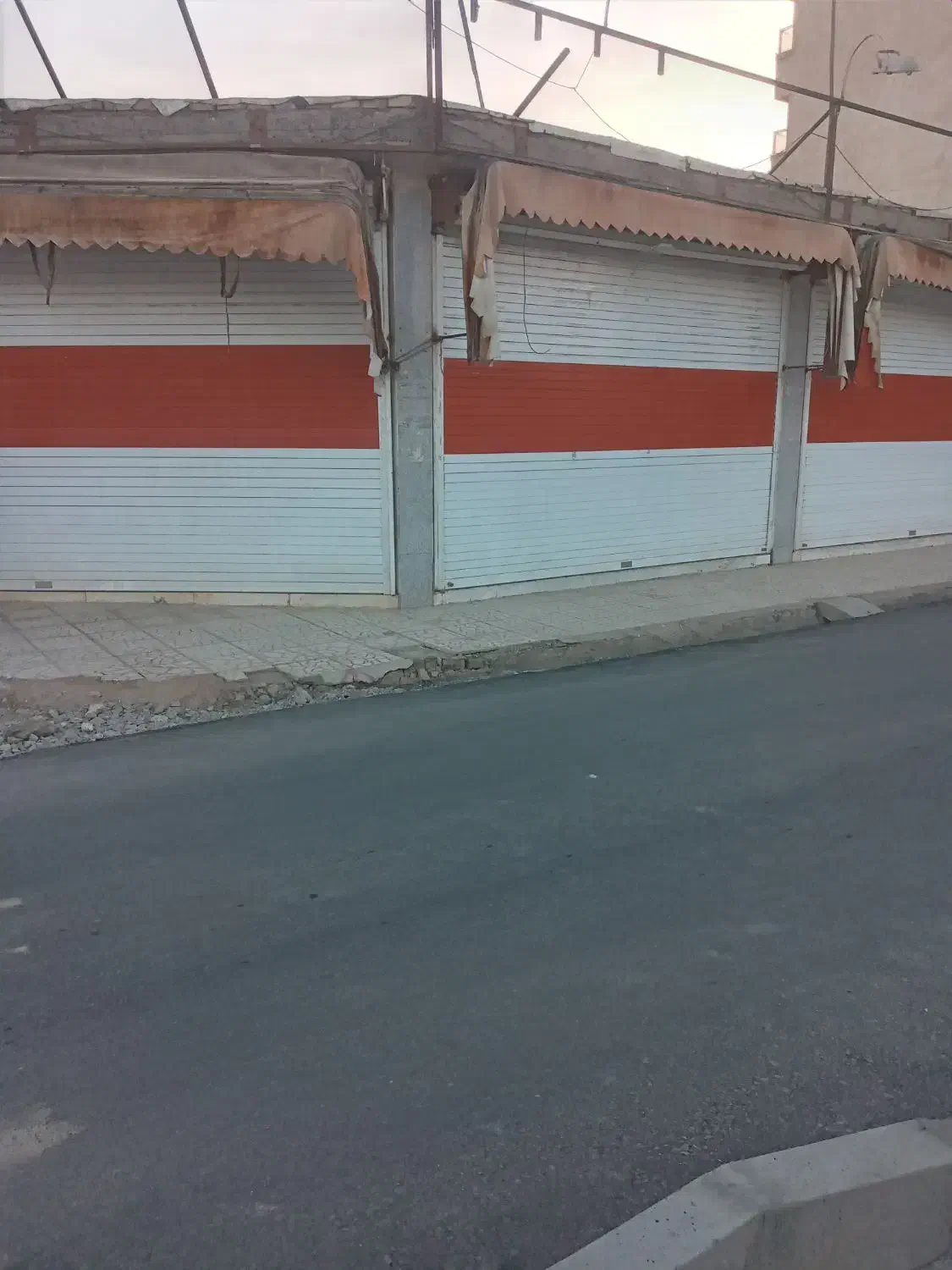 مغازه سرمیدان امام حسین به طرف طالقانی|اجارهٔ مغازه و غرفه|شاهین‌شهر, عطار|دیوار