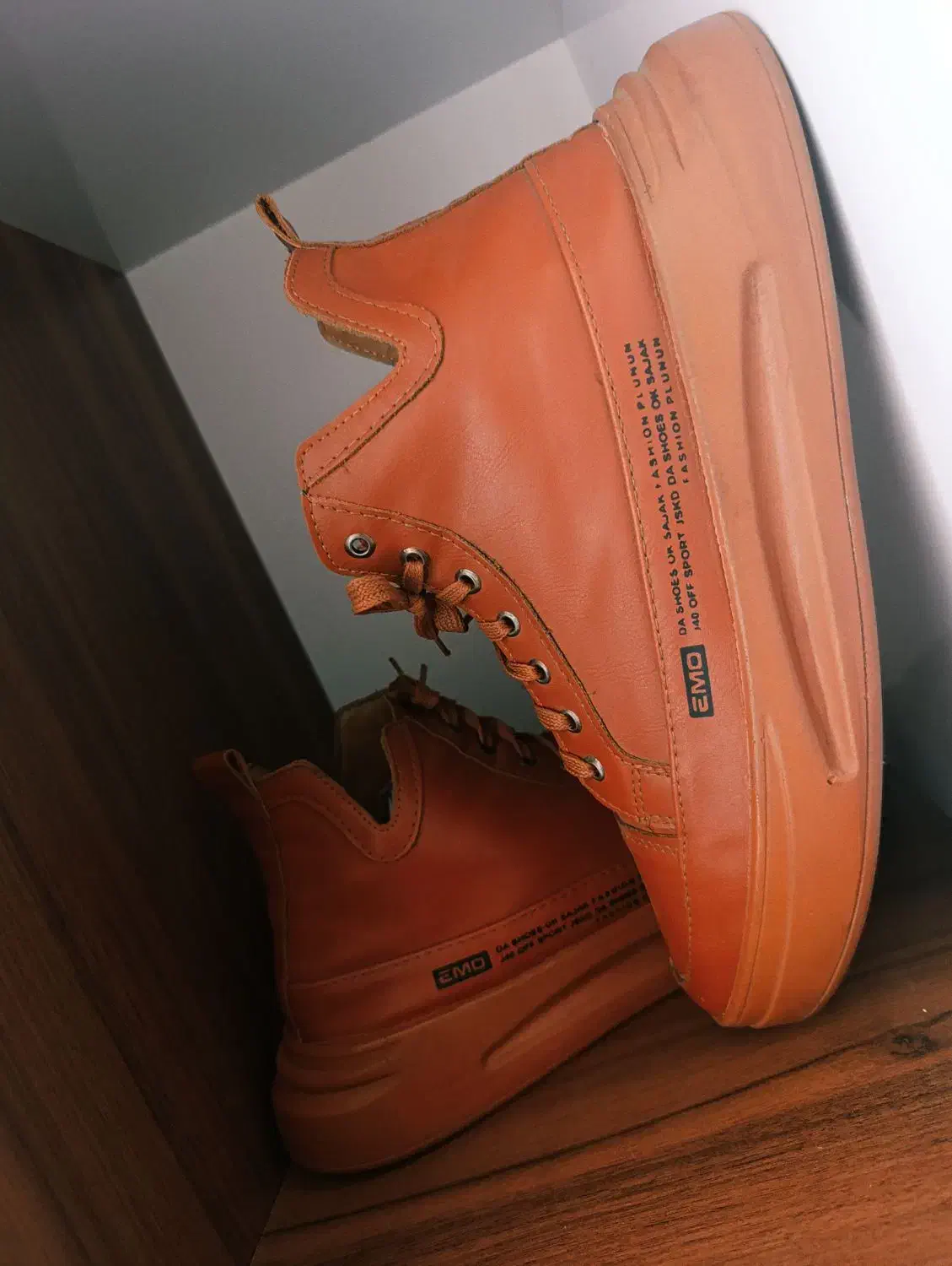 کفش مردانه|کیف، کفش، کمربند|نی‌ریز, |دیوار