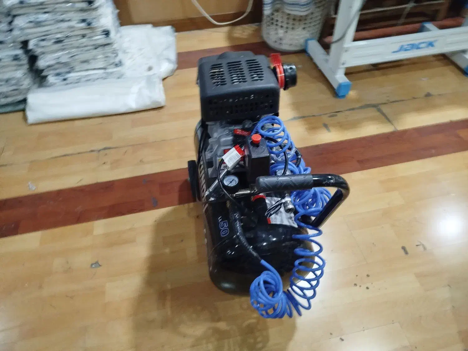 پمپ باد هیوندا 50 لیتر|ابزارآلات|تهران, فلسطین (میدان انقلاب)|دیوار