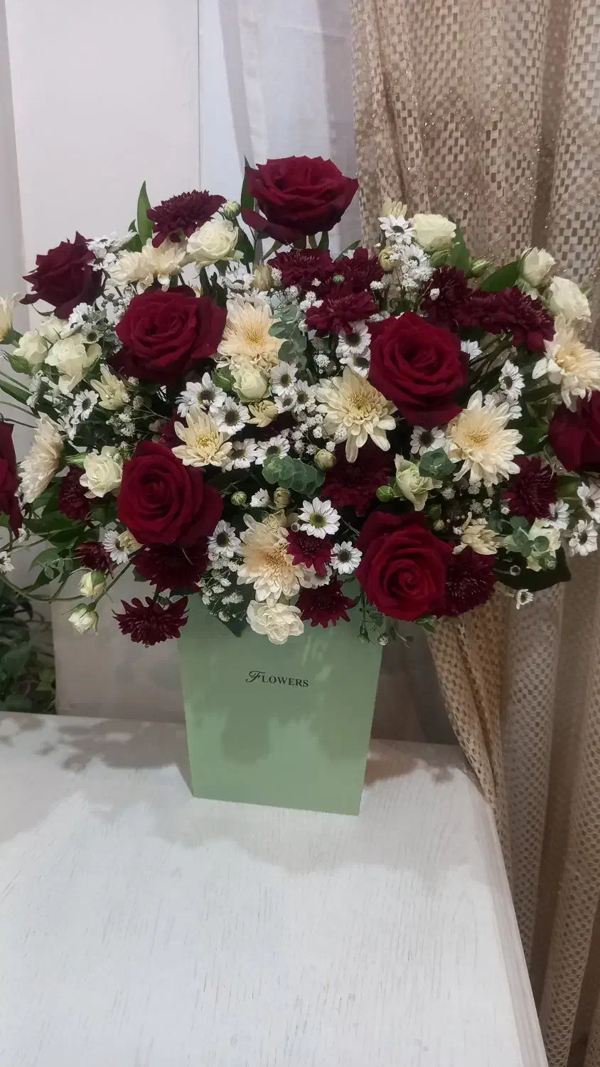یک باکس چوبی گل طبیعی، و یک دسته گل طبیعی آبی|گل و گیاه طبیعی|مشهد, نیروی هوایی|دیوار