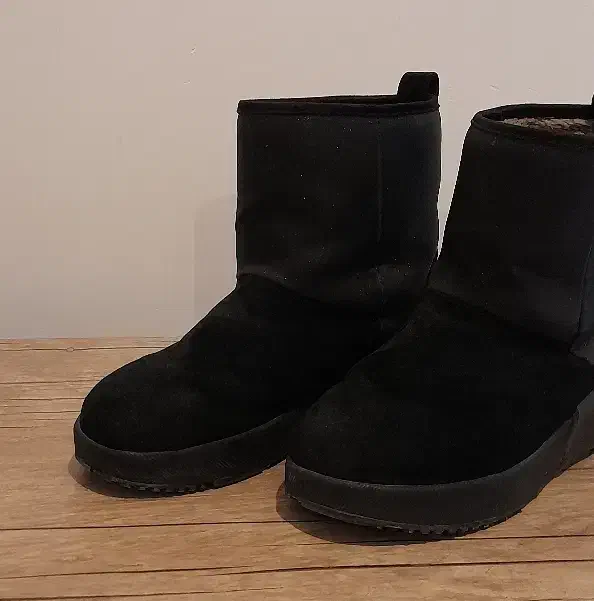 یک جفت کفش اسپرت و یک جفت نیم بوت|کیف، کفش، کمربند|سهند, |دیوار