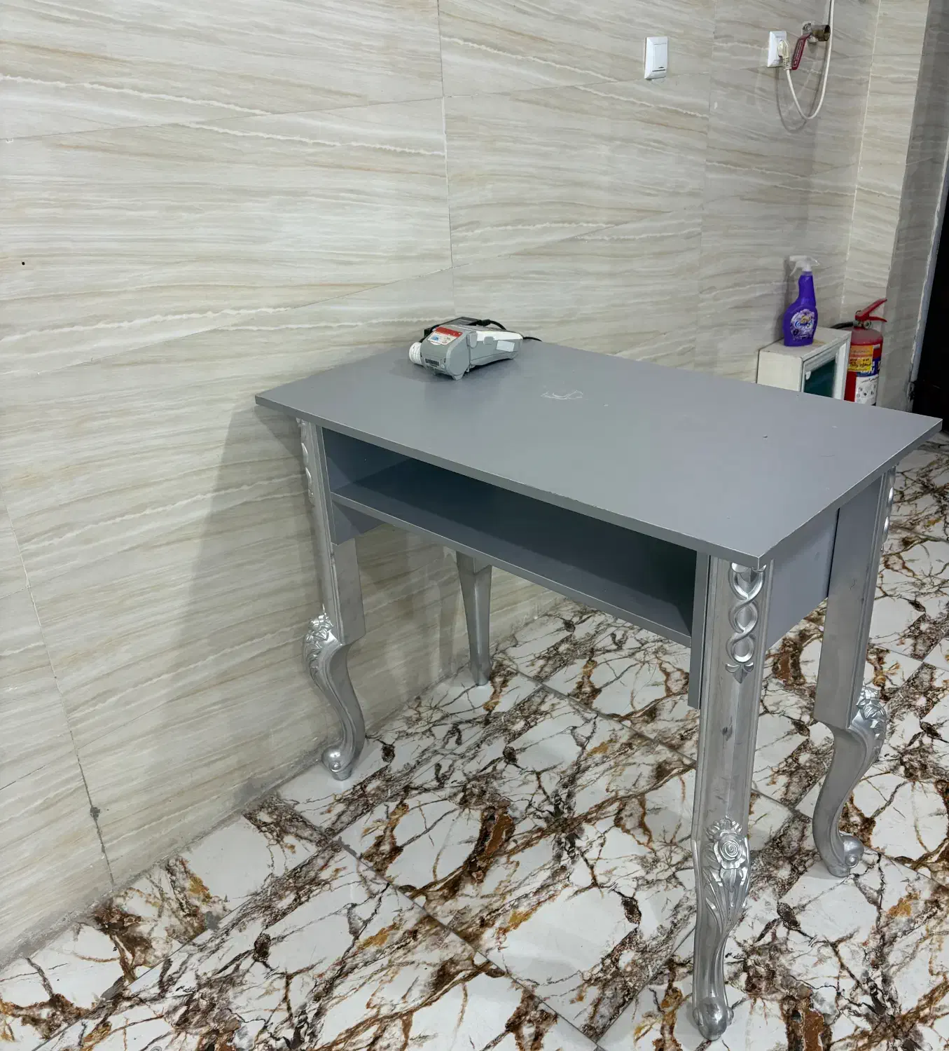 میز و استند ناخن کاری ست|آرایشگاه و سالن‌های زیبایی|فولادشهر, C4|دیوار