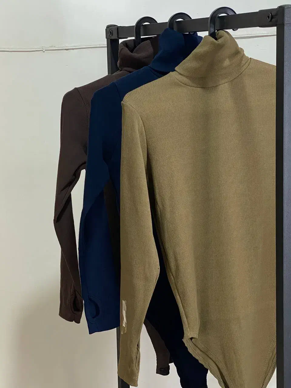 بادی یقه اسکی|لباس|گرمسار, |دیوار