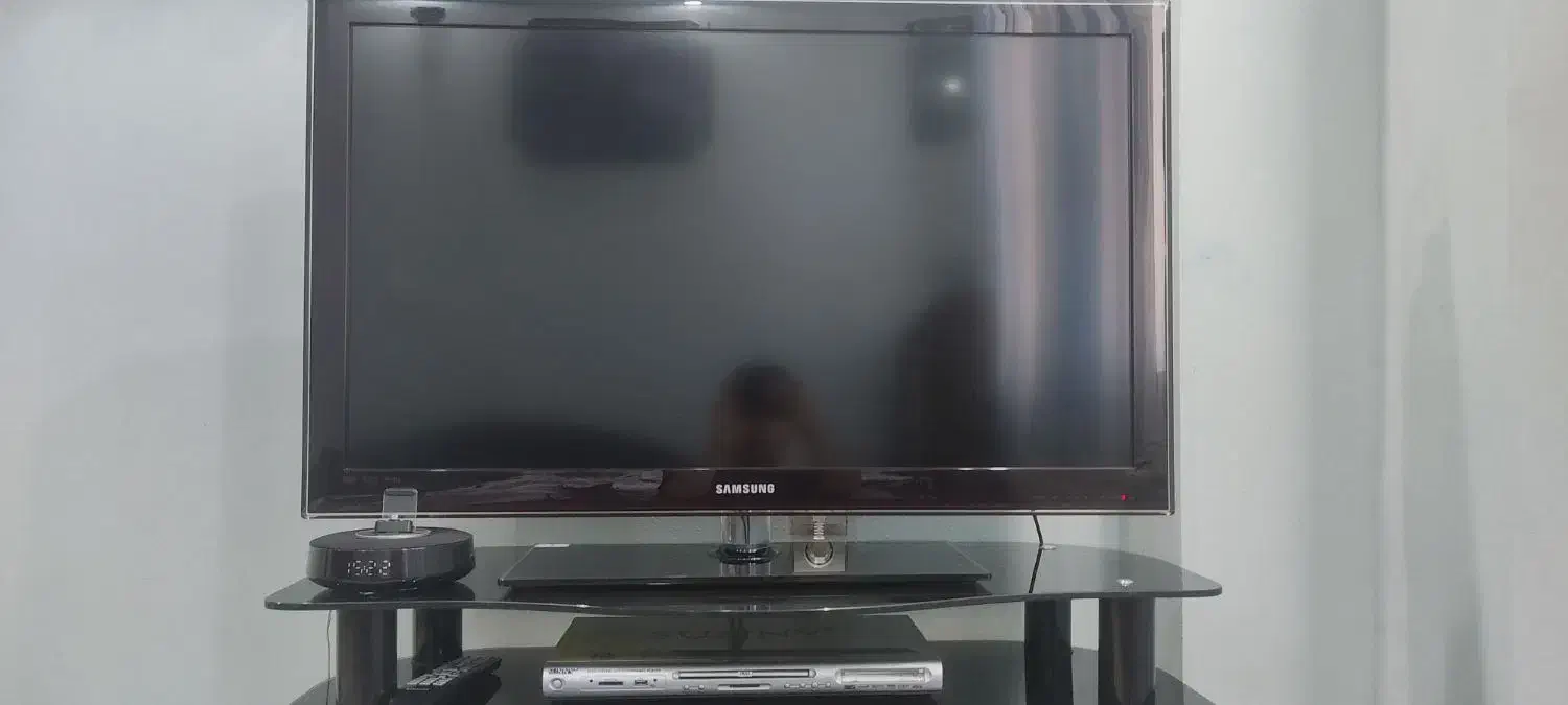 تلویزیون سامسونگ lcd 42 اینچ  همراه میز تلویزیون|تلویزیون و پروژکتور|سقز, |دیوار