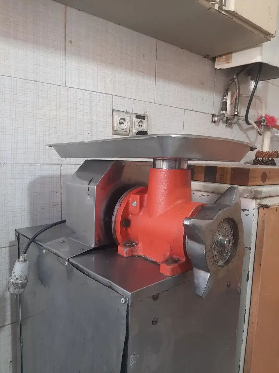 چرخ گوشت تسمه ای تیغ ۳۲ پنجره|کافی‌شاپ و رستوران|رشت, سلیمانداراب|دیوار