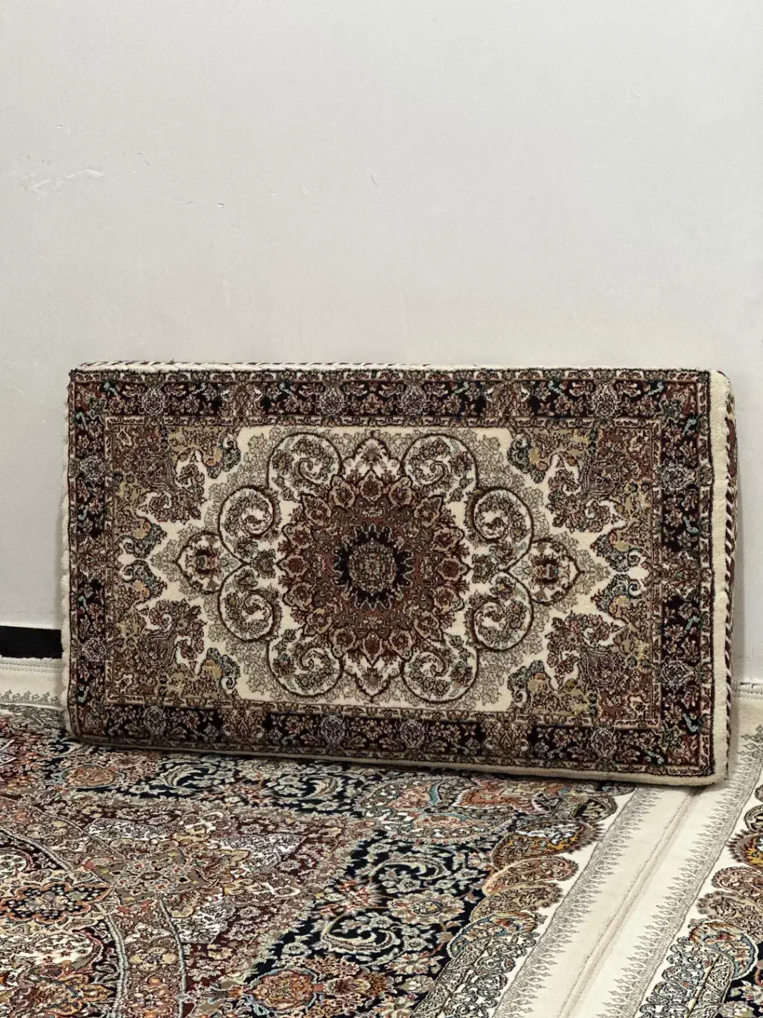 پشتی در حد نو|پشتی|سقز, |دیوار