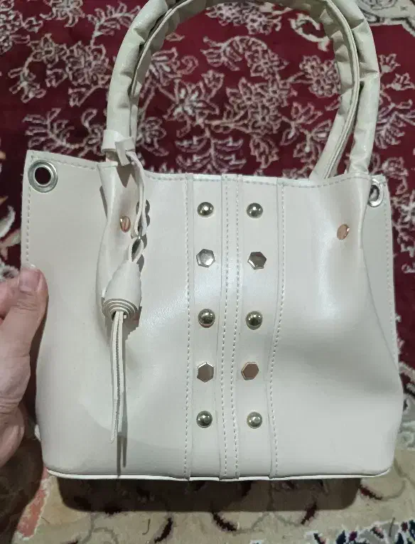 کیف|کیف، کفش، کمربند|میانه, |دیوار