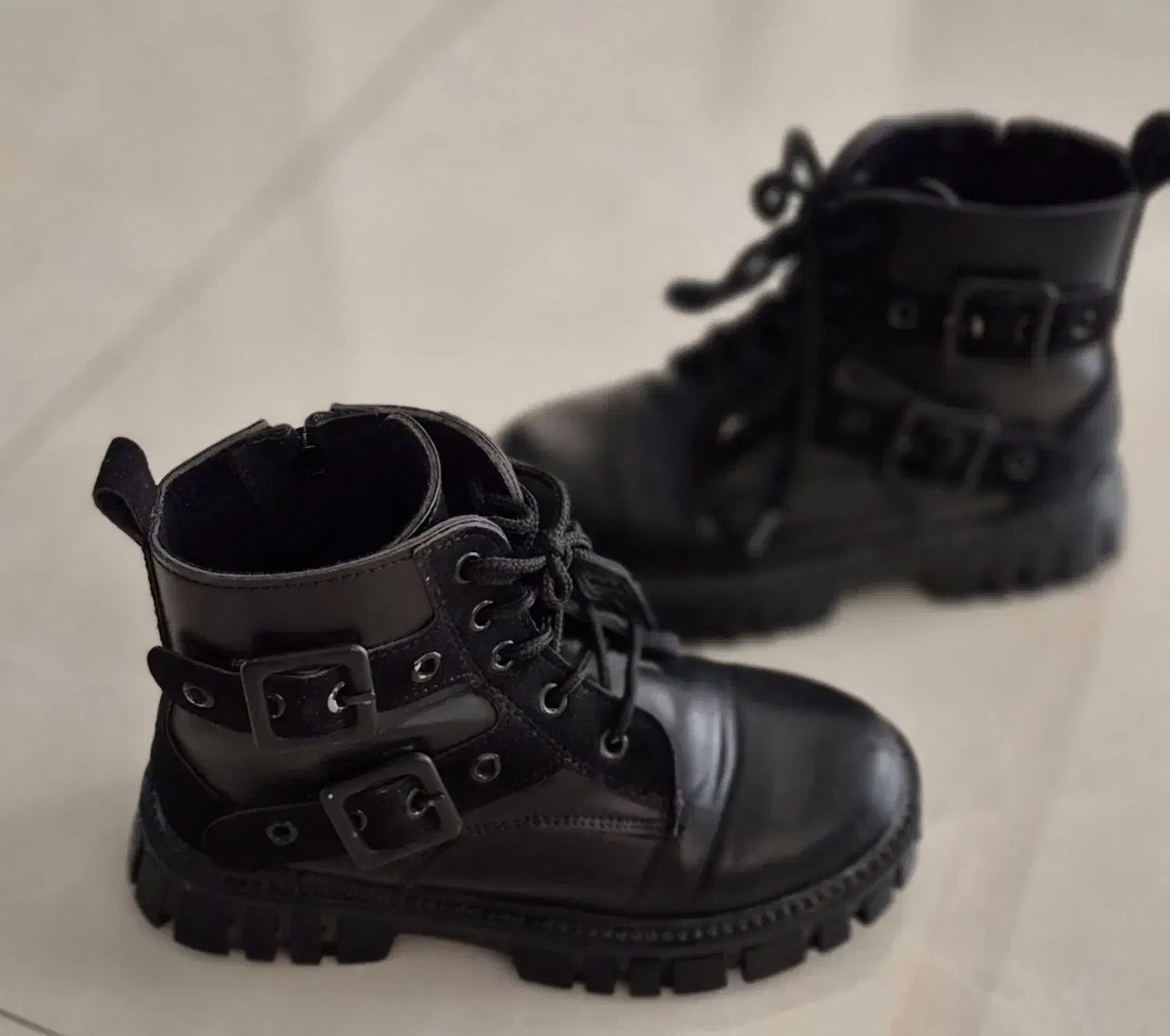 بوت دخترانه|کیف، کفش، کمربند|اصفهان, باغ زیار|دیوار