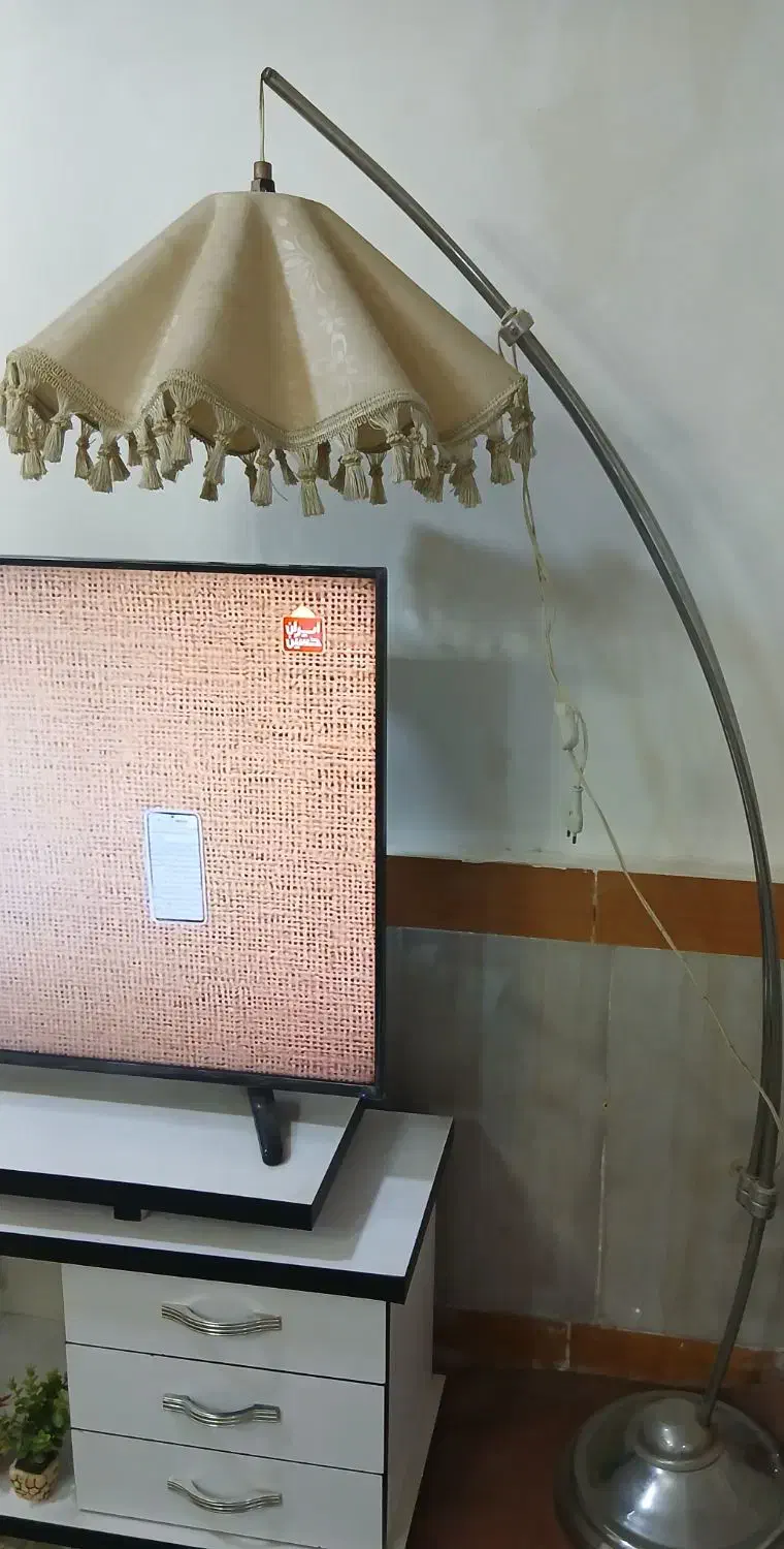 آباژور کنار مبلی ایستاده در حد نو|چراغ خواب و آباژور|بندر امام خمینی, |دیوار