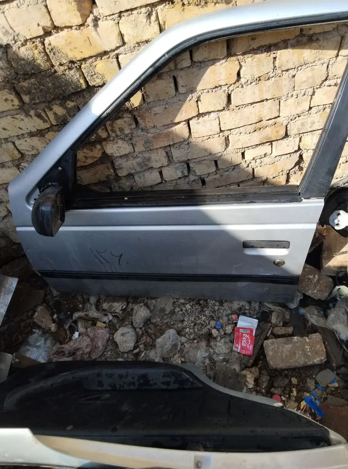 درب پژو رنگ نقره‌ای و نوک مدای|قطعات یدکی و لوازم جانبی|شیراز, کرونی(خاتونک)|دیوار