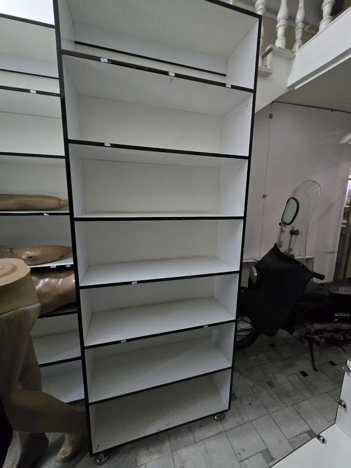 قفسه ، میز ، اتاق پرو ، و مانکن|فروشگاه و مغازه|قم, چهل درخت‎|دیوار