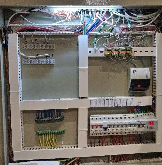 برقکاری سه فاز و تک فاز خرده کاری برق اسرع وقت|خدمات پیشه و مهارت|رشت, انصاری|دیوار