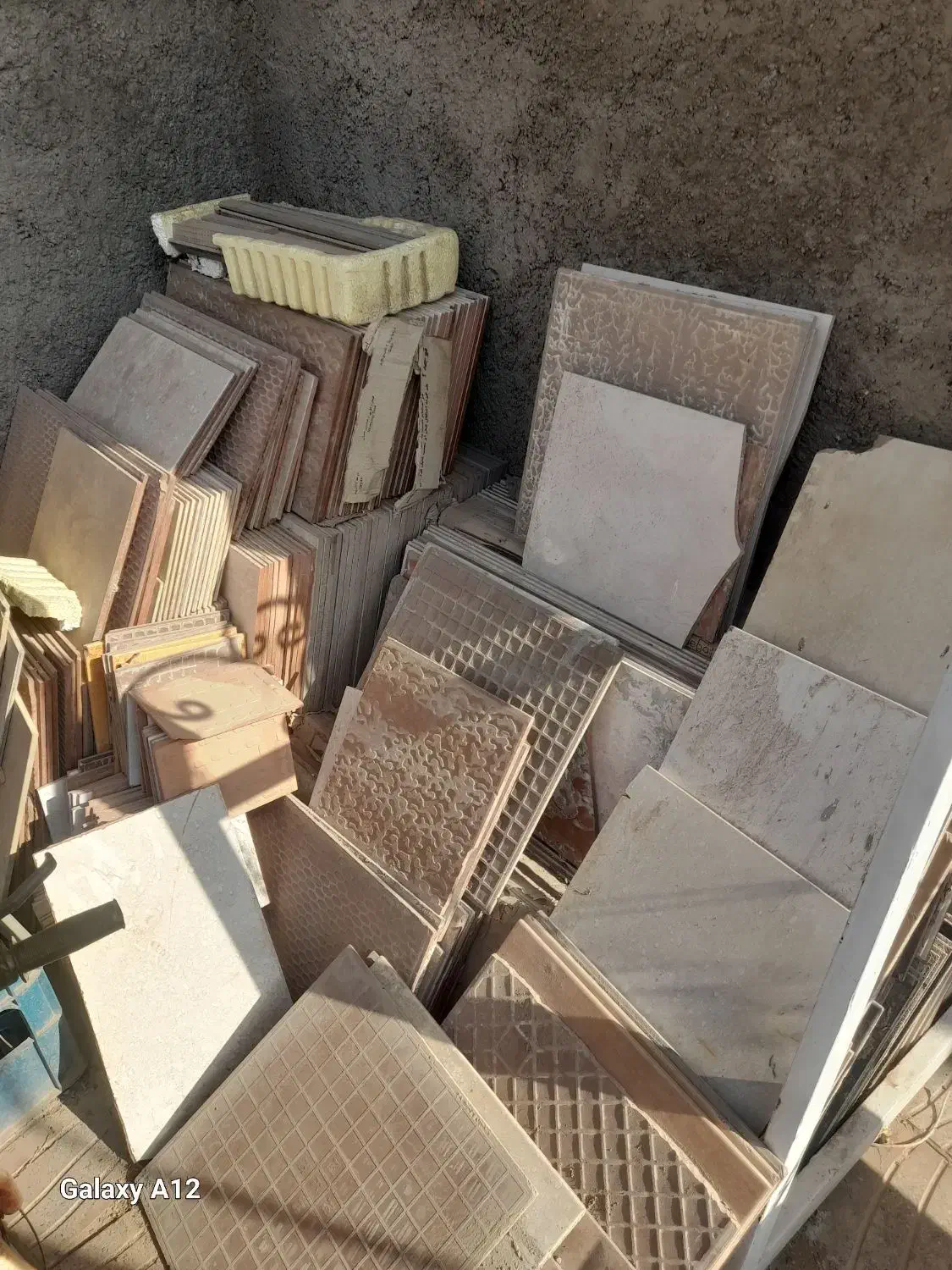 مقداری کاشی فروشی توافقی|مصالح و تجهیزات ساختمان|یزد, |دیوار