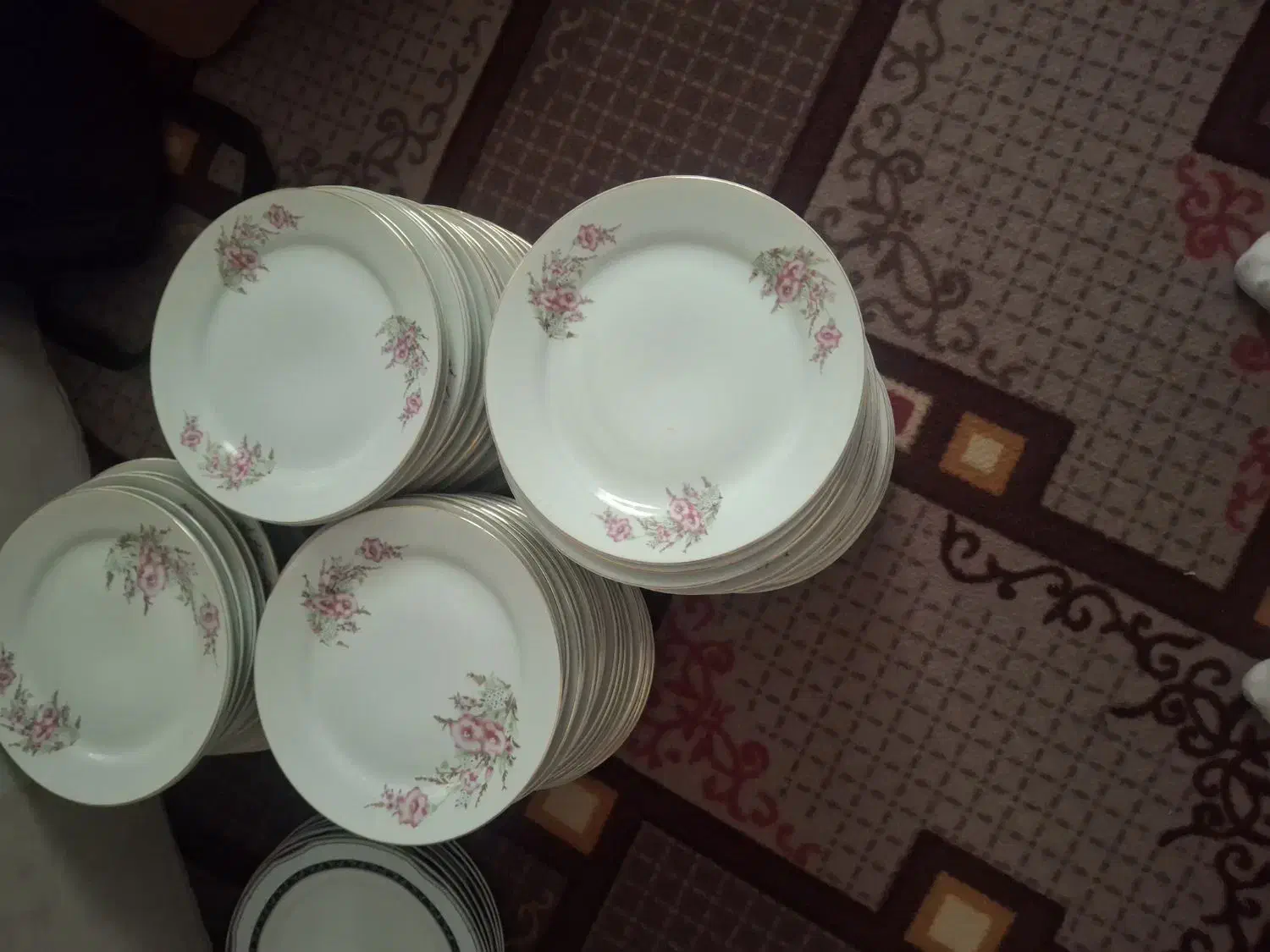 بشقاب چینی گل سرخ|ظروف سرو و پذیرایی|اسلام‌شهر, شهرک مهدیه|دیوار