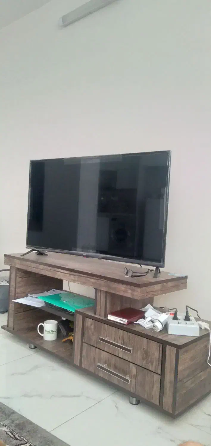 تلوزیون به‌همراه میز نو|تلویزیون و پروژکتور|شاهین‌شهر, شهرک میلاد|دیوار