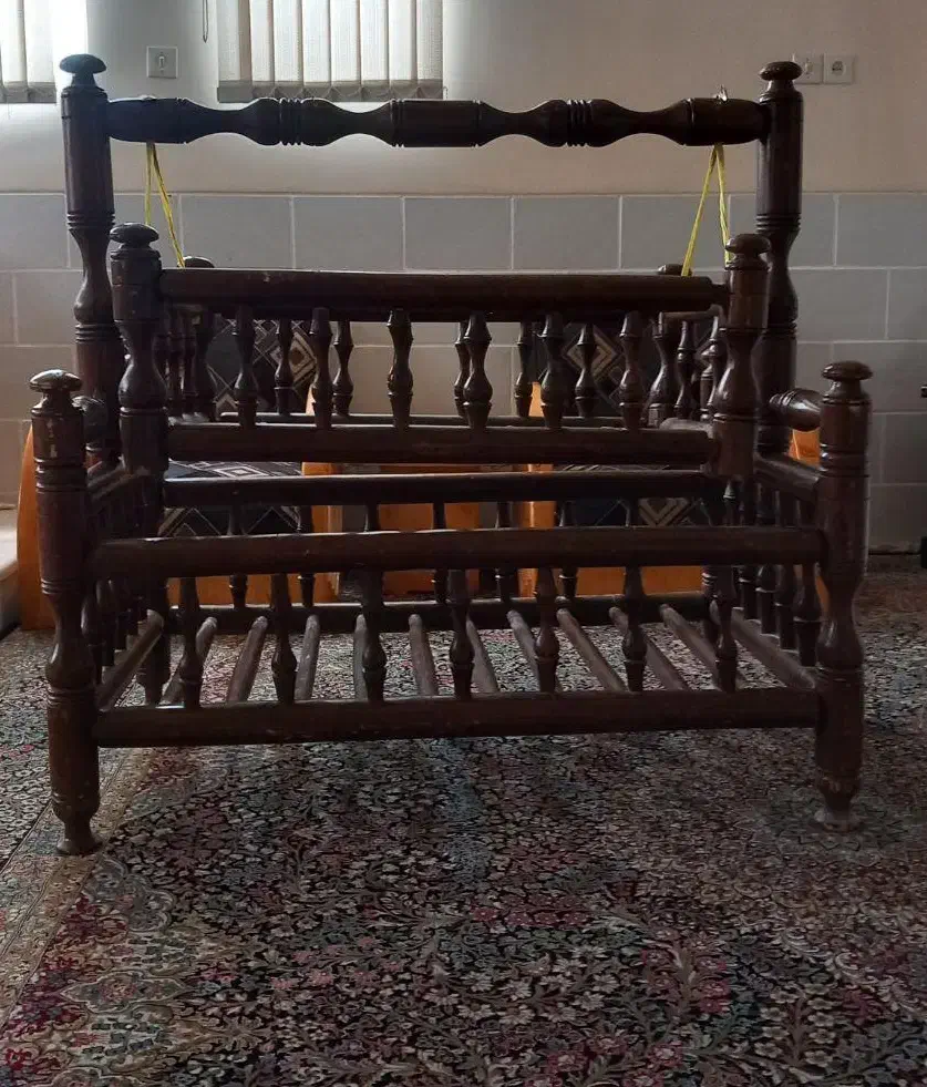 گهواره نوستالژیک چوبی|تخت و صندلی بچه|کرمان, |دیوار