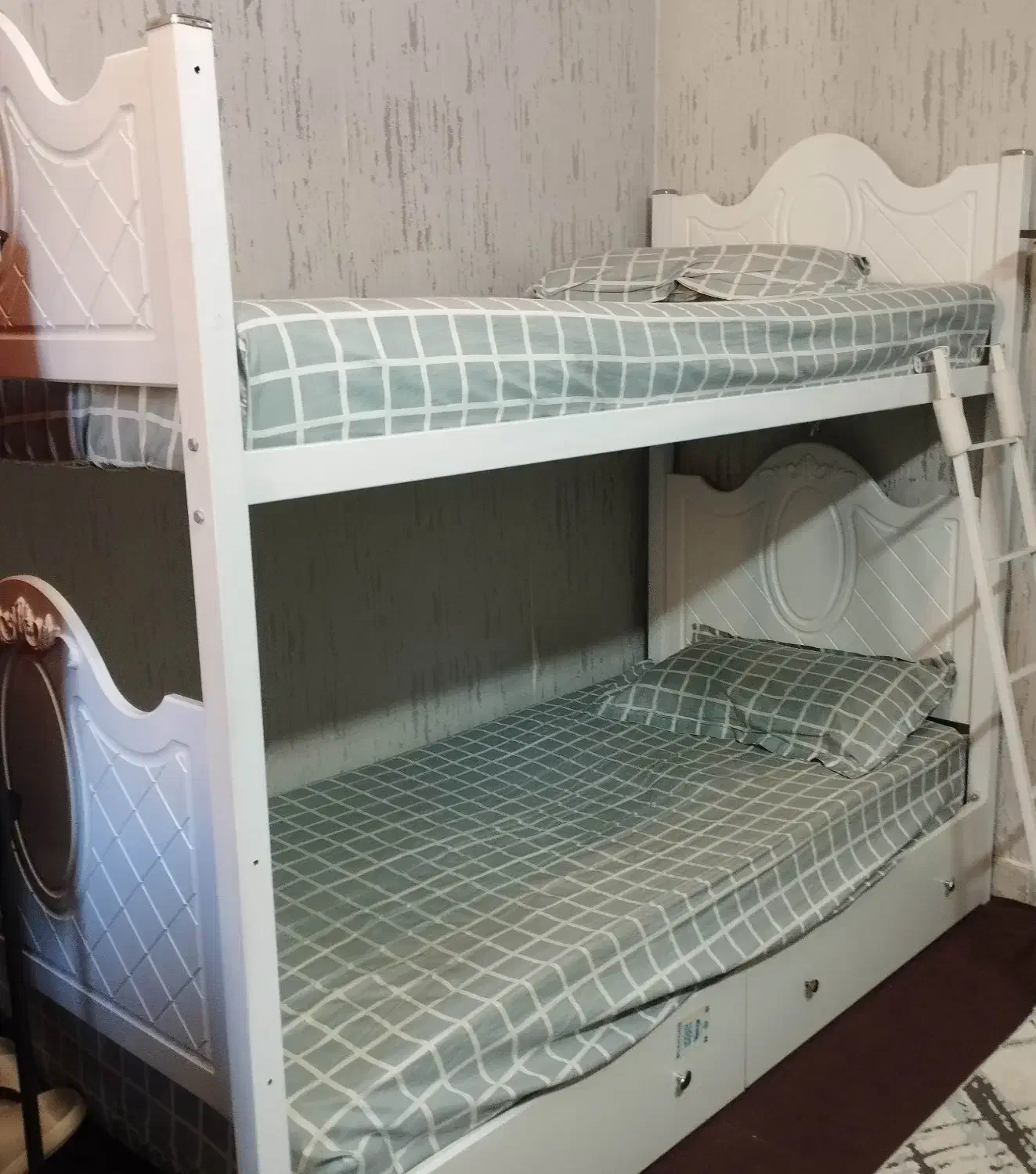 تخت دو طبقه|تخت و سرویس خواب|اندیشه, اندیشه فاز ۱|دیوار