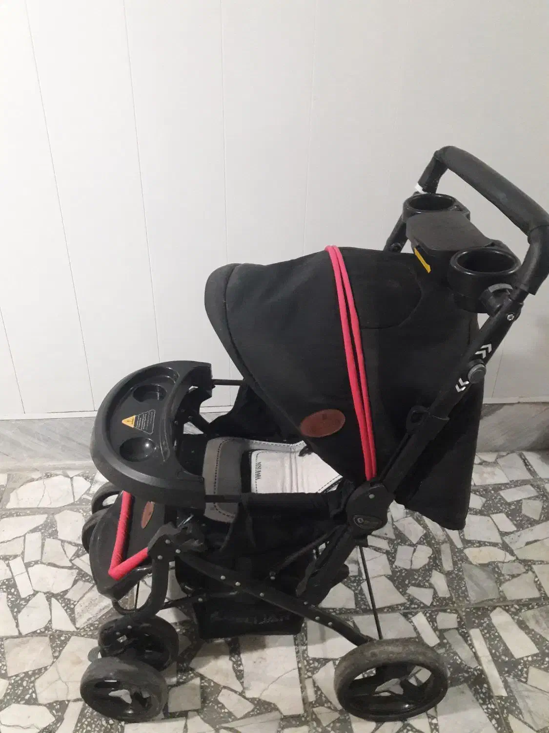 کالسکه دلیجان|کالسکه و لوازم جانبی|لاهیجان, کاروانسرابر|دیوار