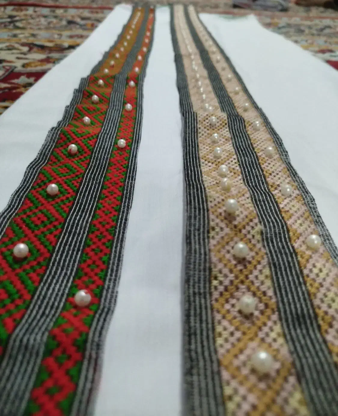 سوزن دوزی جلومانتویی و روشالی روتختی خوابی|سرویس روتختی|هیرمند, |دیوار