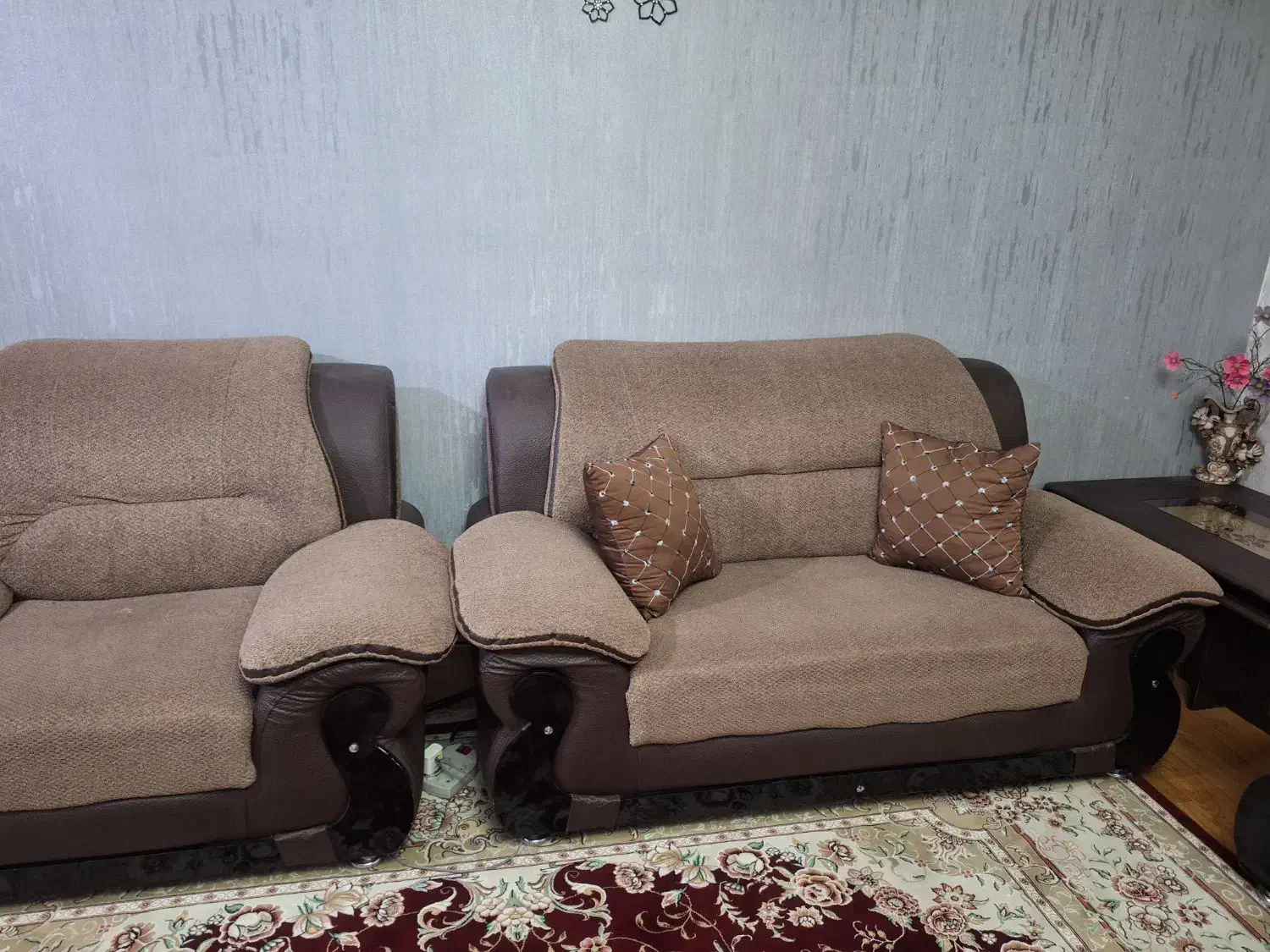 فروش مبل ۷نفره درحد نو به همراه میز وسط.فرووش فوری|مبلمان خانگی و میز عسلی|شیراز, شهرک والفجر|دیوار