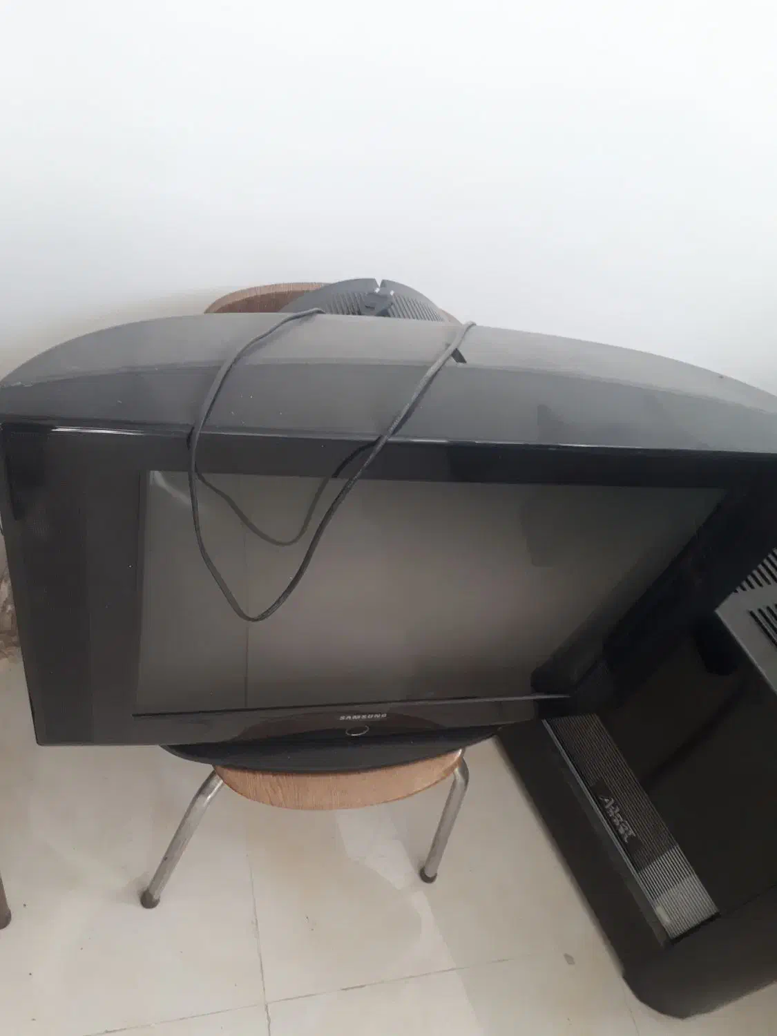 تلویزیون رنگی ۳۱ اینچ قدیمی گرده دار|تلویزیون و پروژکتور|اراک, |دیوار