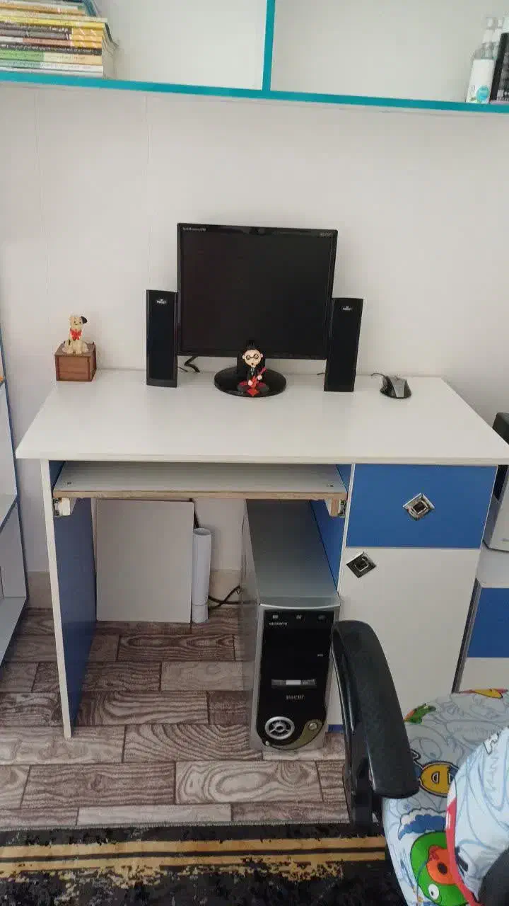 کامپیوتر تخت خواب ،صندلیچرخ دار، میز کامپیوتر ،|مبلمان خانگی و میز عسلی|گلپایگان, |دیوار