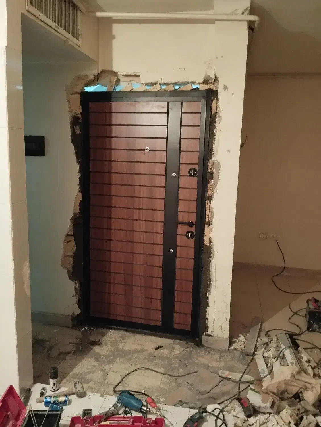 نصاب درب و پنجره های داخلی و ضد سرقت|خدمات پیشه و مهارت|نهاوند, |دیوار