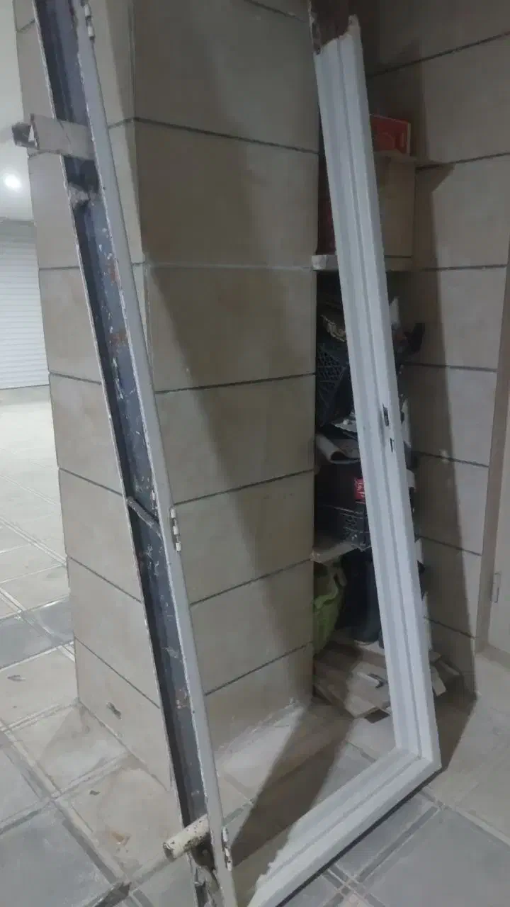 درب سرویس بهداشتی با کمی فلزی قوی و سنگین|مصالح و تجهیزات ساختمان|نیشابور, امین اسلامی|دیوار