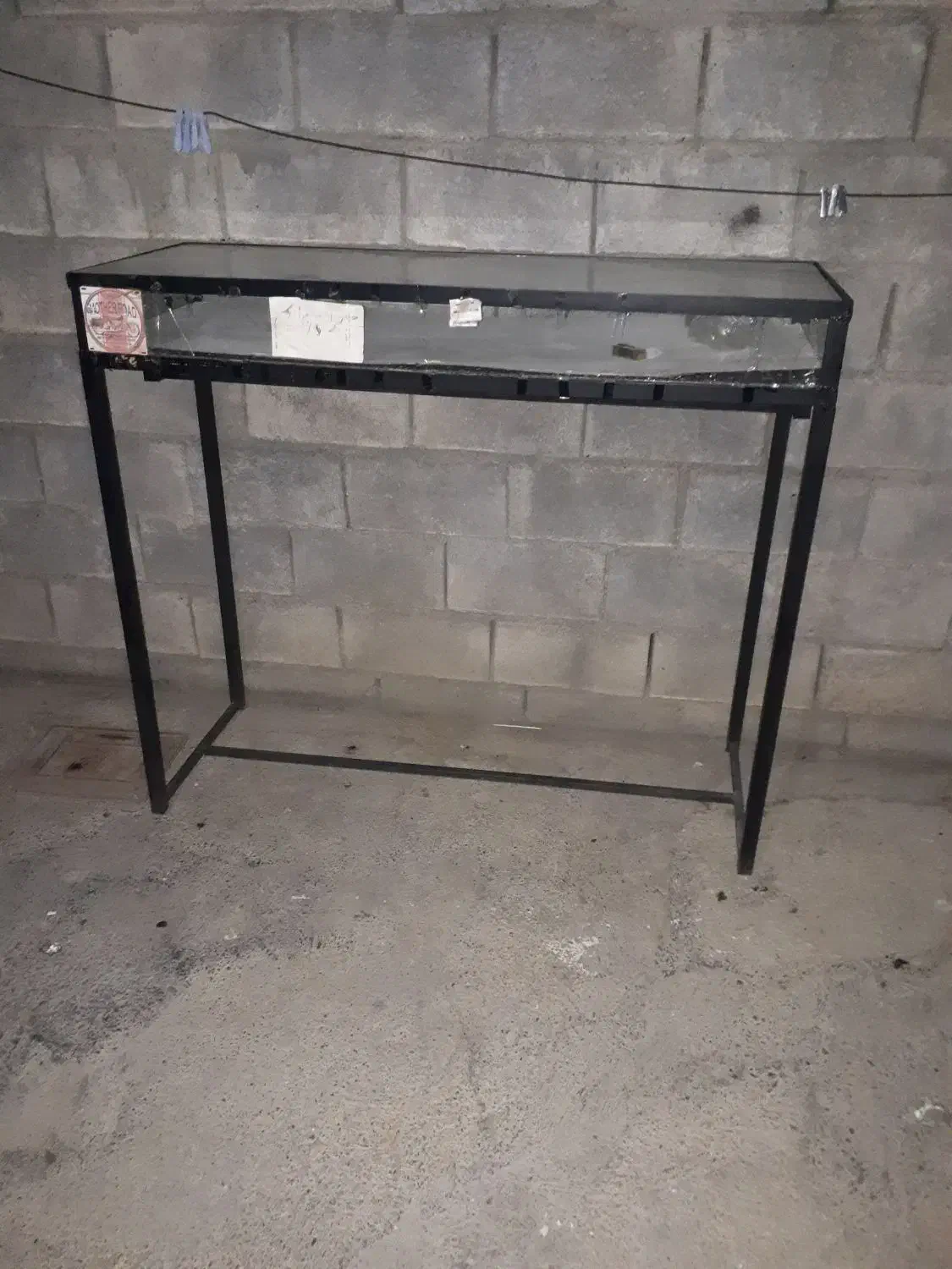 ویترین رگال دار مغازه|بوفه، ویترین، کنسول|صحنه, |دیوار