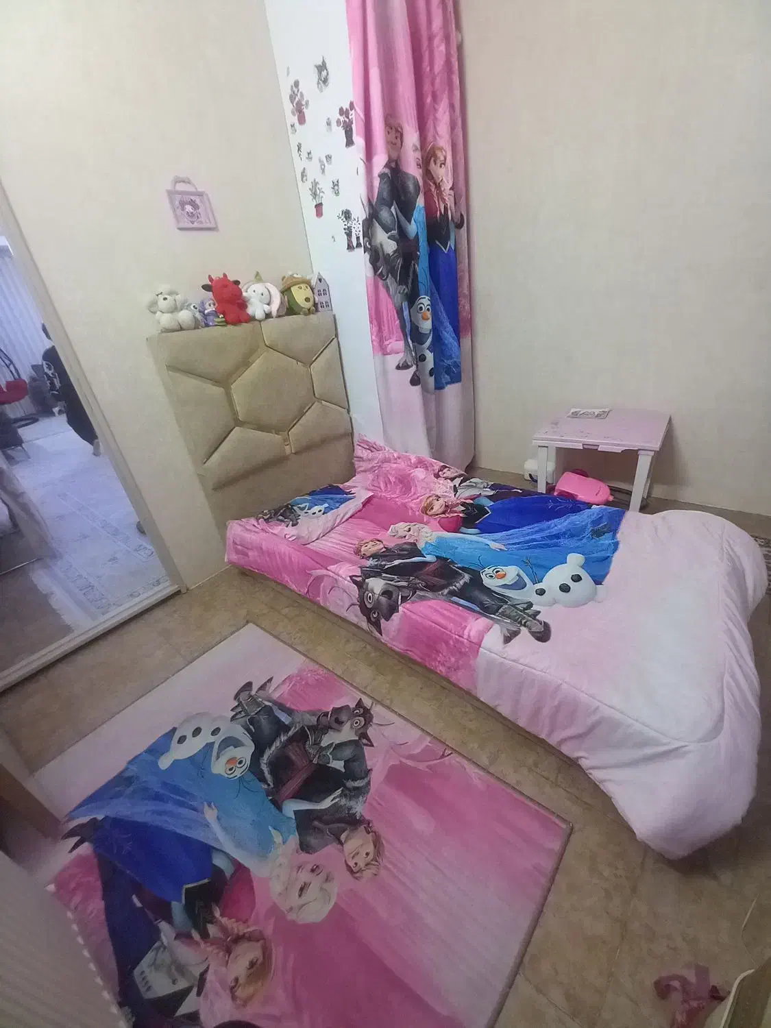 تخت یک نفره  و پرده|تخت و سرویس خواب|ورامین, خیر آباد|دیوار