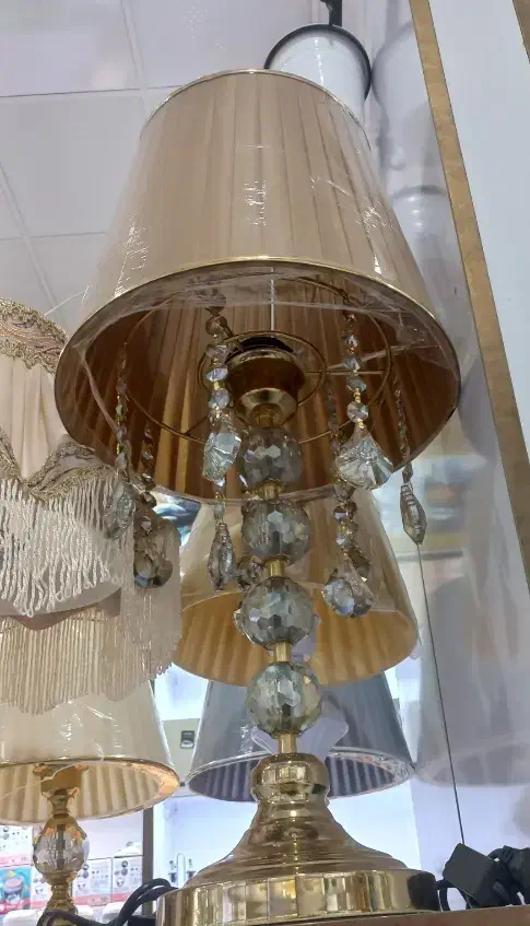 آباژور کرمی کاملا نو با کارتن|چراغ خواب و آباژور|قم, شهرک امام حسین|دیوار