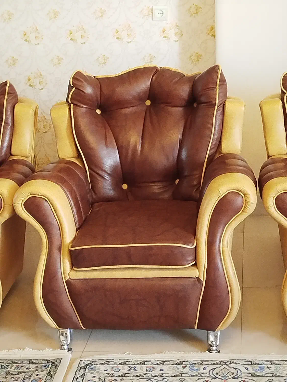 آگهی فروش مبل تمام چرم کار کرده هفت نفره|مبلمان خانگی و میز عسلی|اصفهان, کردآباد|دیوار