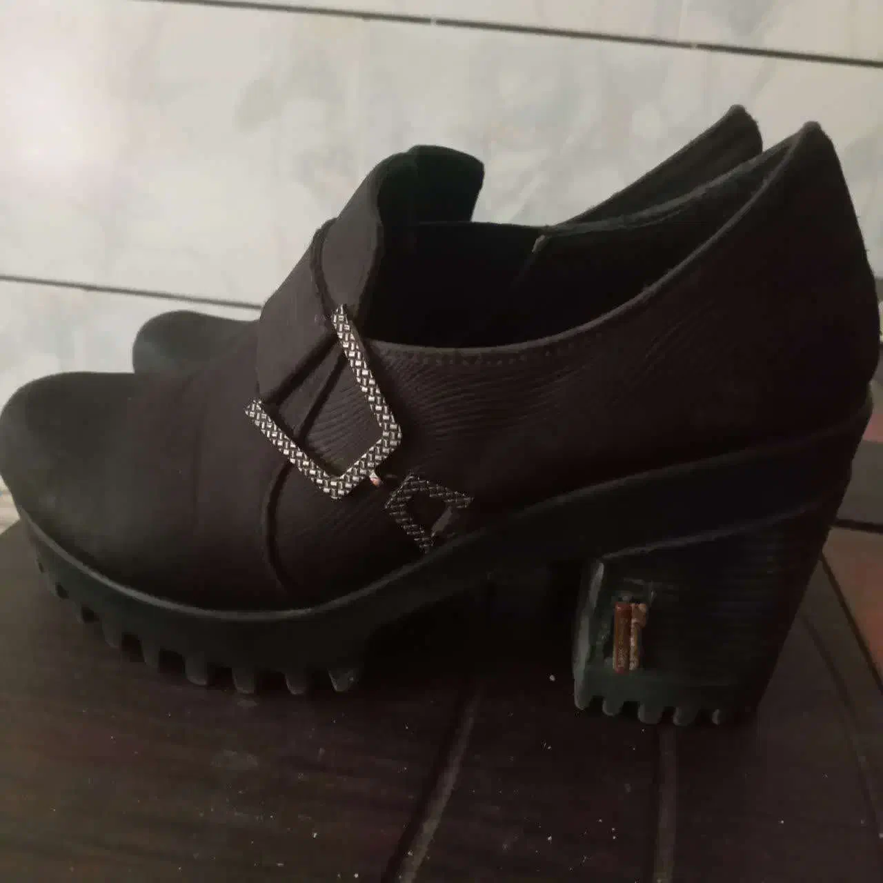 کفش مجلسی|کیف، کفش، کمربند|کاشان, قطب راوندی|دیوار