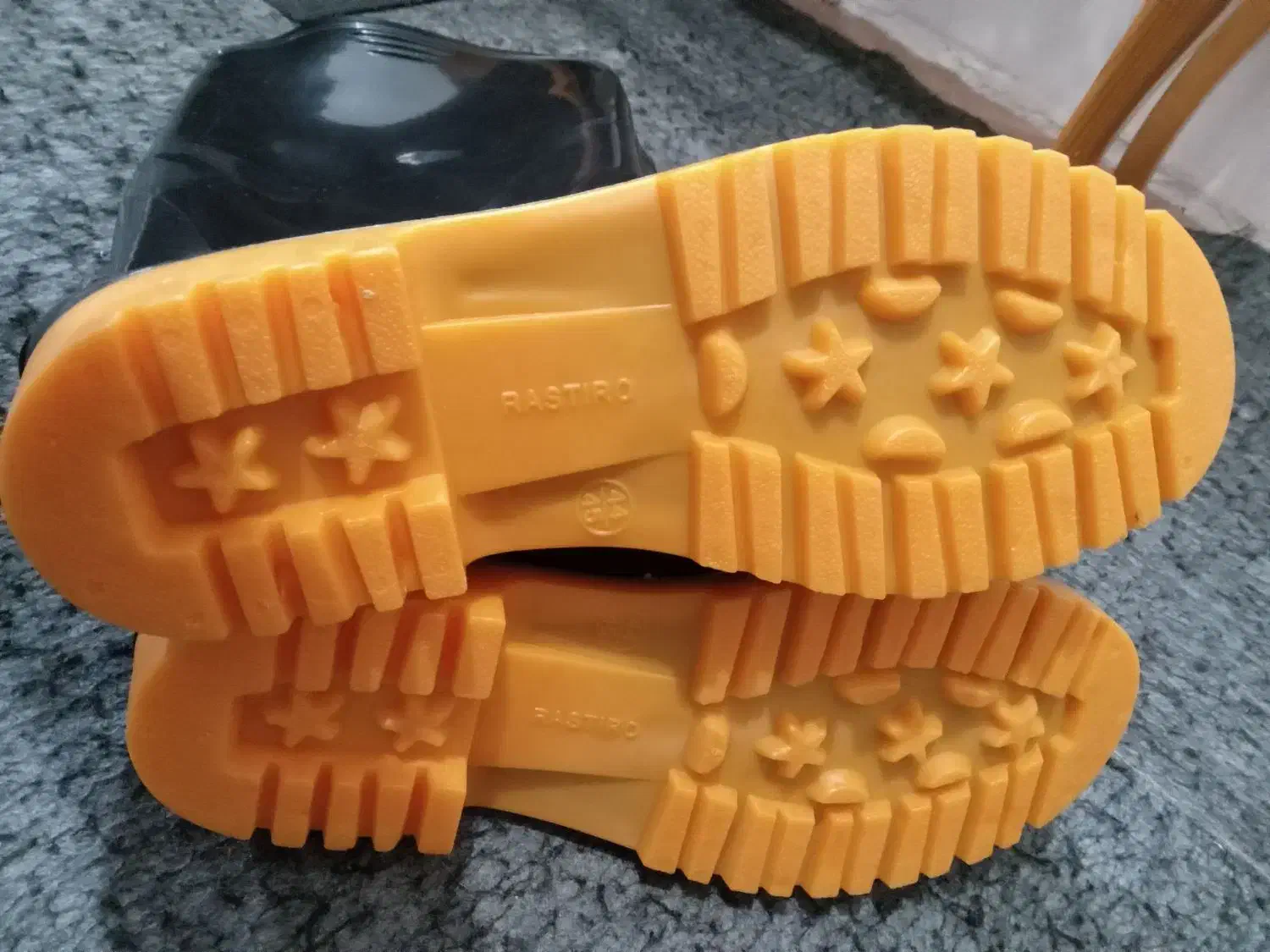 چکمه|کیف، کفش، کمربند|رشت, کوی قدس|دیوار