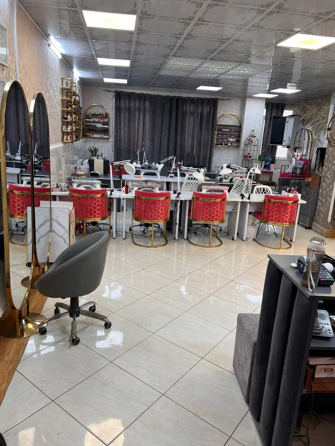 اجاره میز و صندلی و اتاق|خدمات آرایشگری و زیبایی|تهران, شهرک ولیعصر شمالی|دیوار