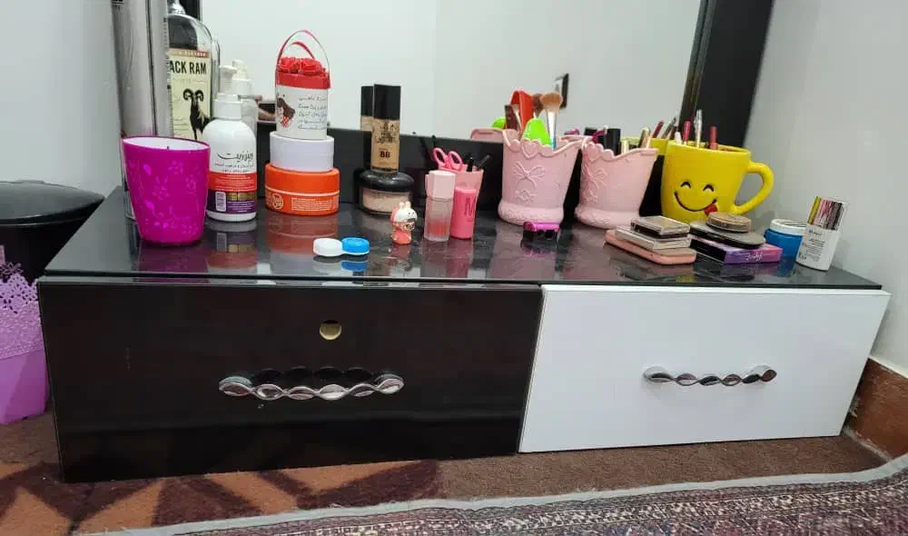 آینه ارایشی و دوعدد کشو|آرایشگاه و سالنهای زیبایی|کازرون, |دیوار