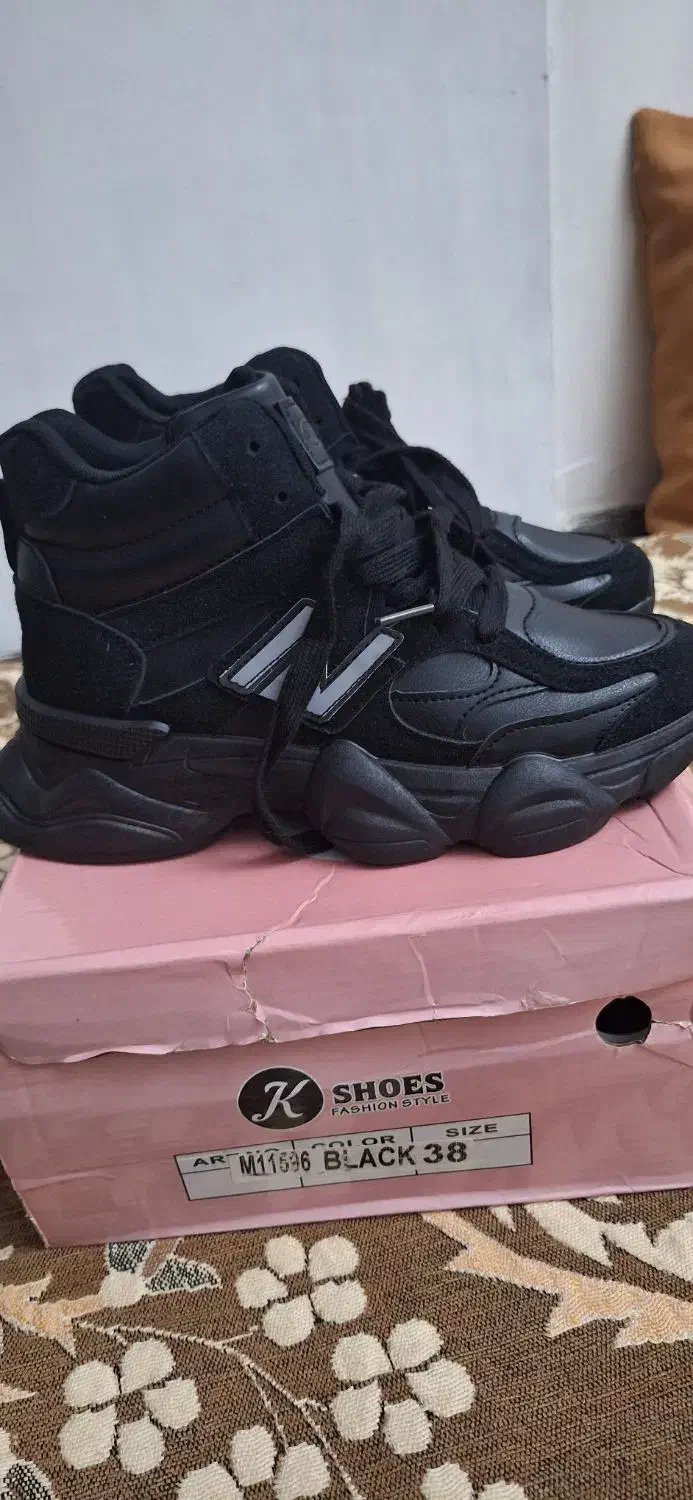 کتونی اسپرت سایز 37-38|کیف، کفش، کمربند|پرند, فاز ۵|دیوار