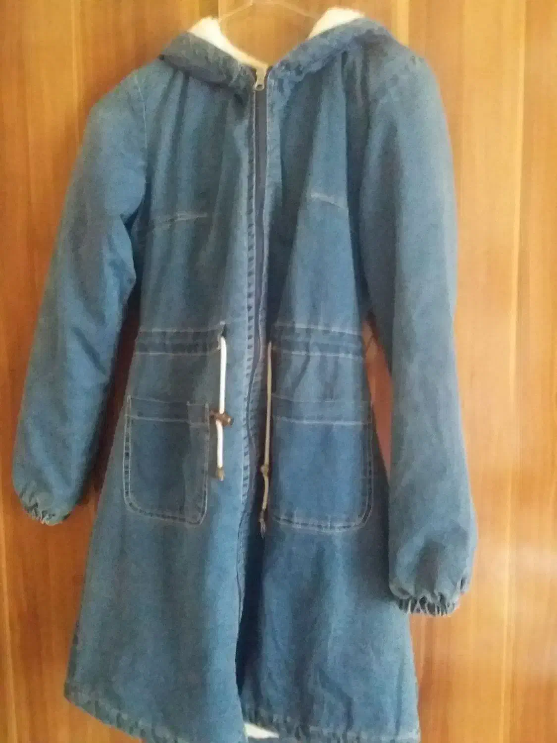 مانتو لی|لباس|رشت, ترمینال|دیوار