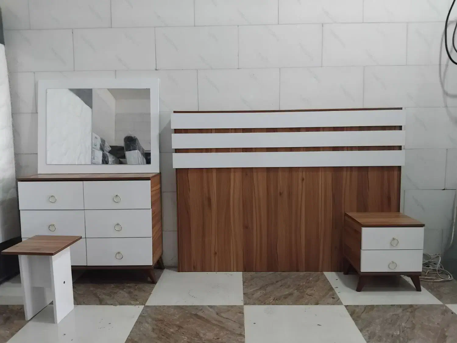 تخت دو نفره لئون|تخت و سرویس خواب|زاغه, |دیوار