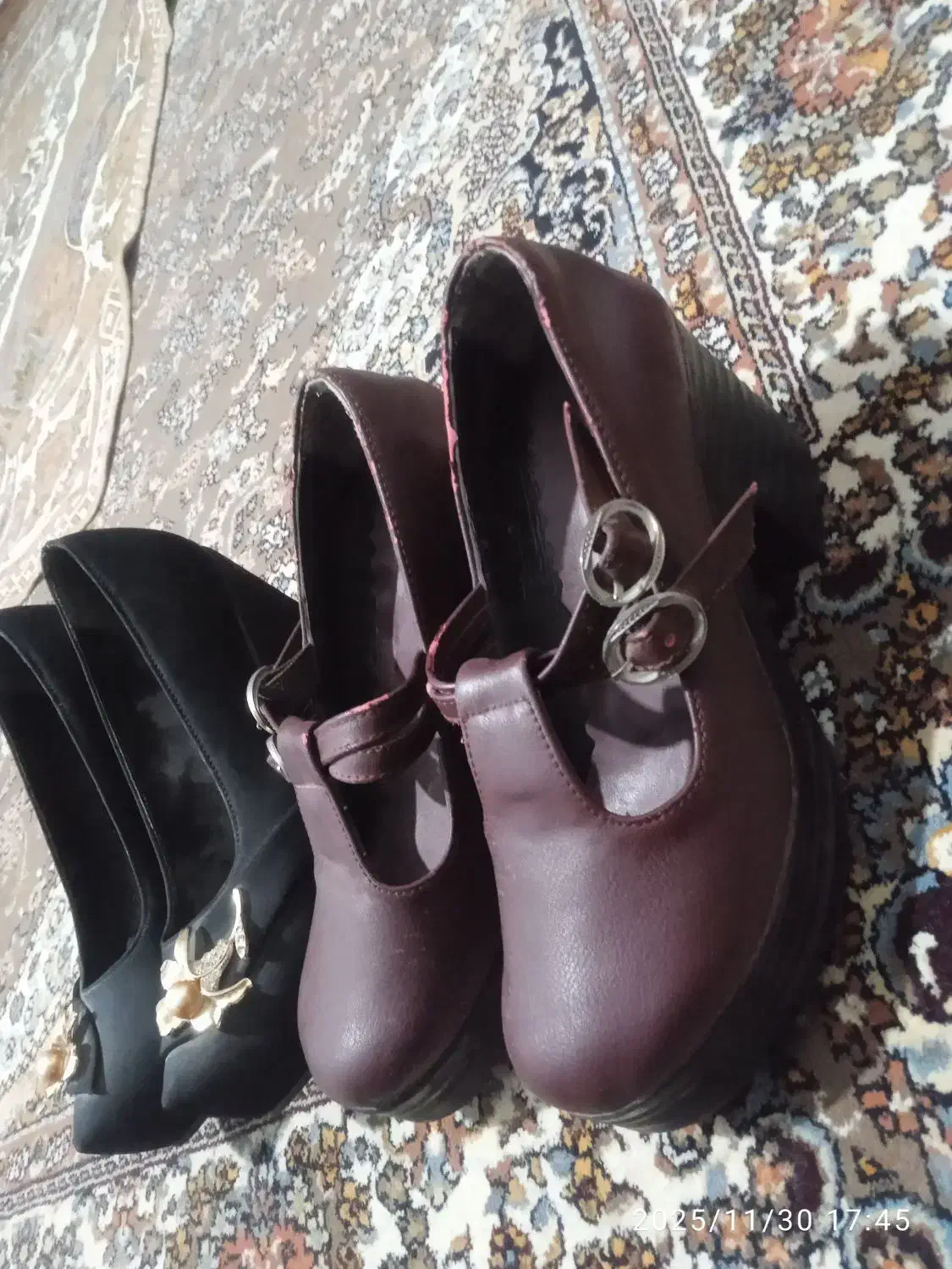 دوجفت کفش|کیف، کفش، کمربند|زهک, |دیوار