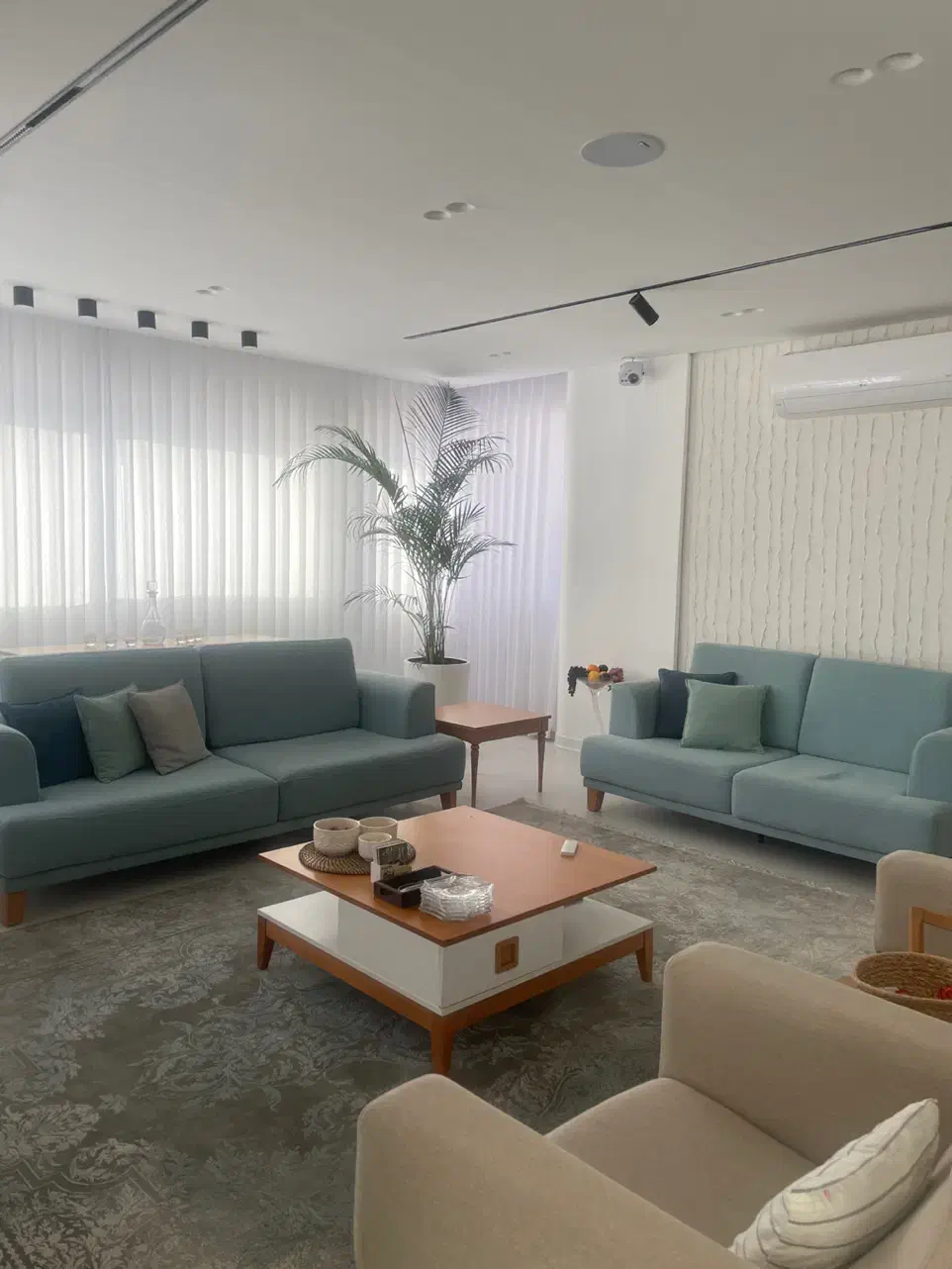 یک منزل کامل و زیبا با قیمت استثنایی|مبلمان خانگی و میز عسلی|شیراز, دکتر حسابی|دیوار