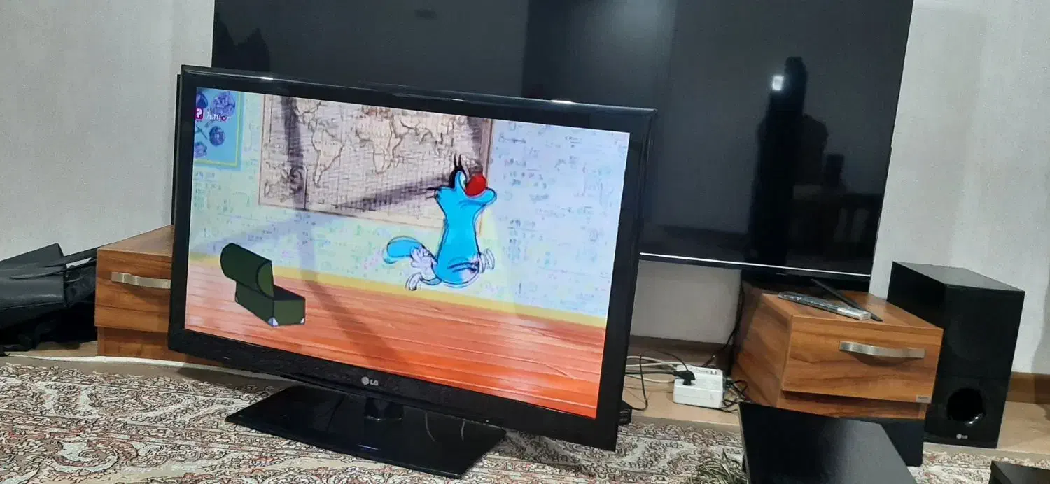 ال ای دی ۴۲ اینچ الجی اصل کره به همراه میز چوبی|تلویزیون و پروژکتور|کرج, گوهردشت|دیوار